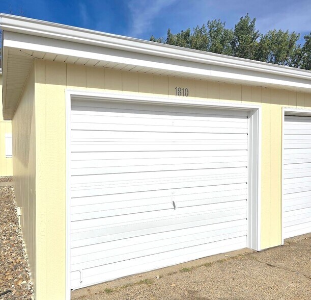 Building Photo - Pine Meadows