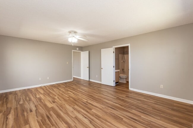 Building Photo - Three Bedroom Home!