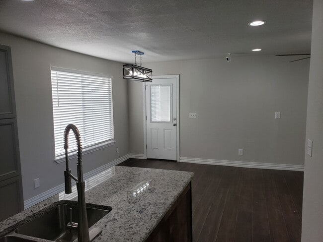 Building Photo - Home for rent