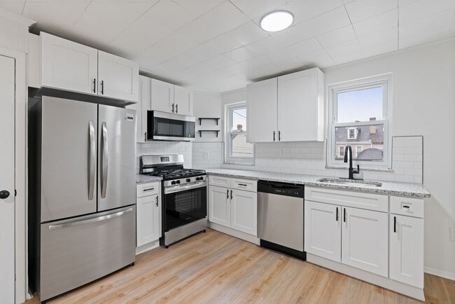 Building Photo - 2 bed 1 bath - all updated, central air, laundry, great location