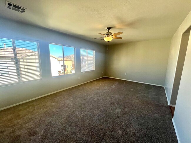 Building Photo - **$800 OFF MOVE IN BY 11/14/25**Spacious T...