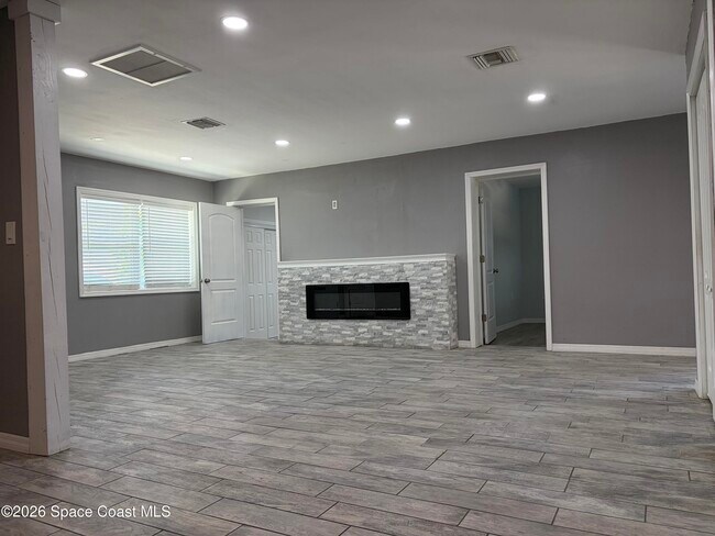 Building Photo - 491 Seacrest Ave