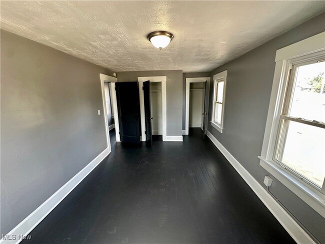Building Photo - 323 Belden Ave NE