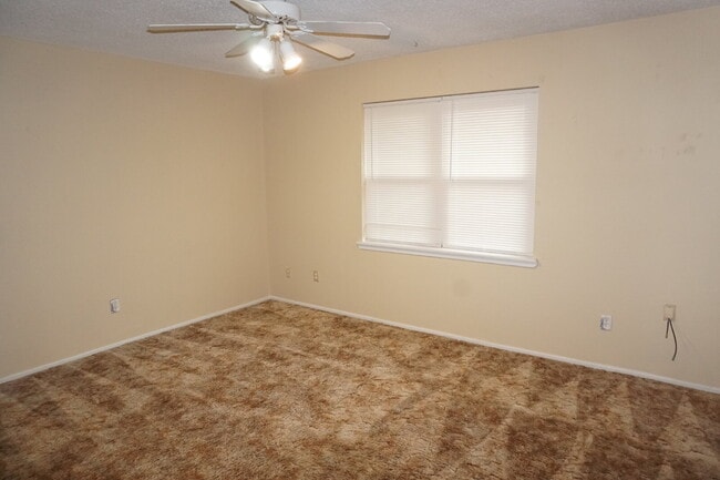 Building Photo - Duplex Located Just Off S. Loop Conveniently Located Near Many Restaurants, Shopping Mall / Outle...