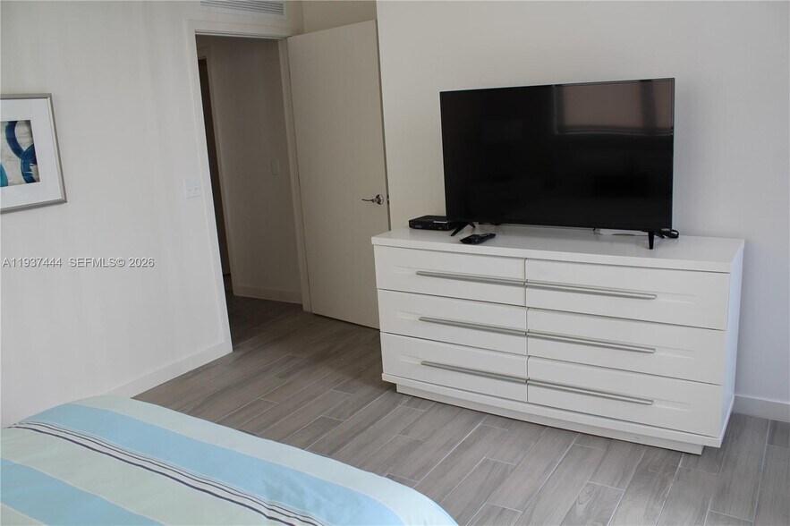 Building Photo - 999 SW 1st Ave