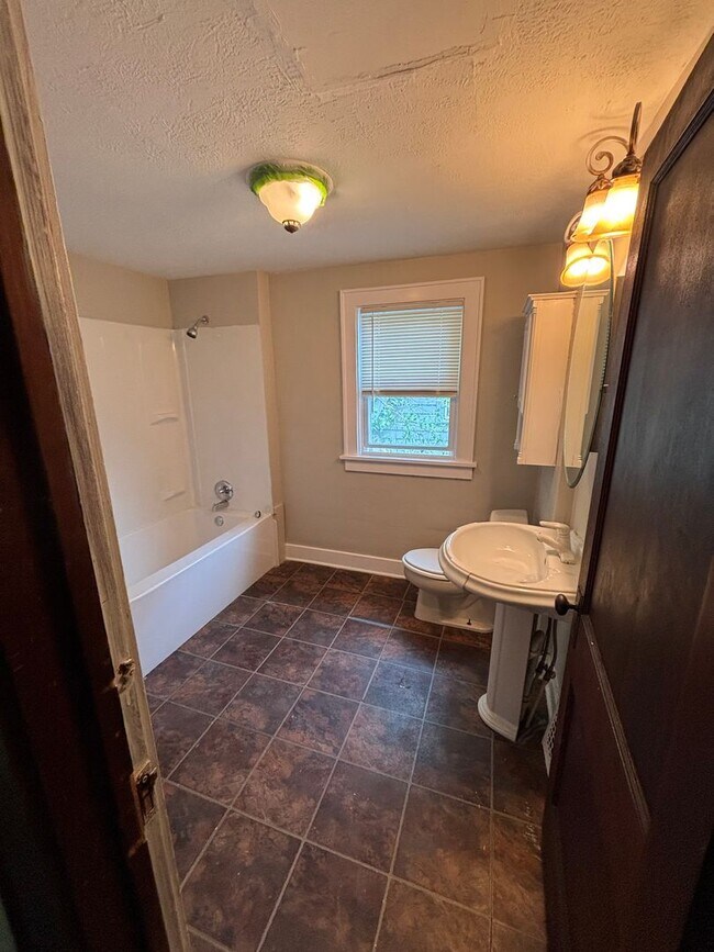 Building Photo - Section 8 Welcomed! 3 br / 1 ba Home for Rent