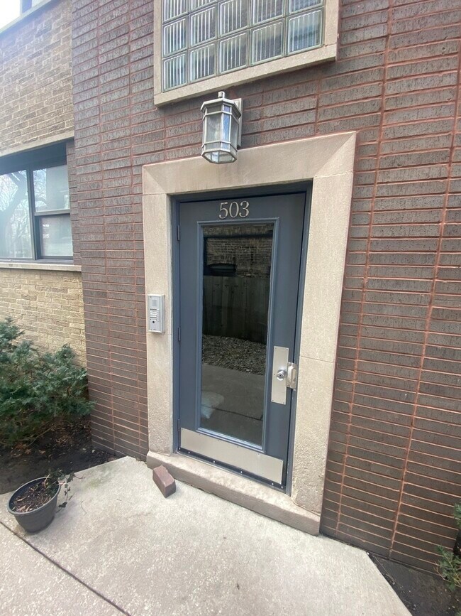 Building Photo - 501 Sheridan Rd