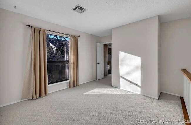 Building Photo - Gorgeous Condo in The Gated Community of The Timbers!