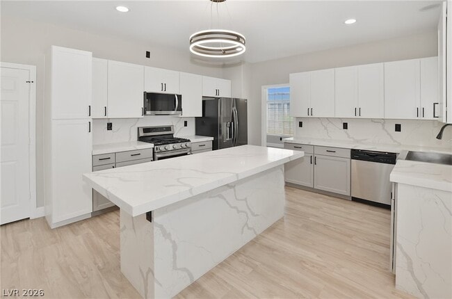 Building Photo - 747 Canyon Crest Dr