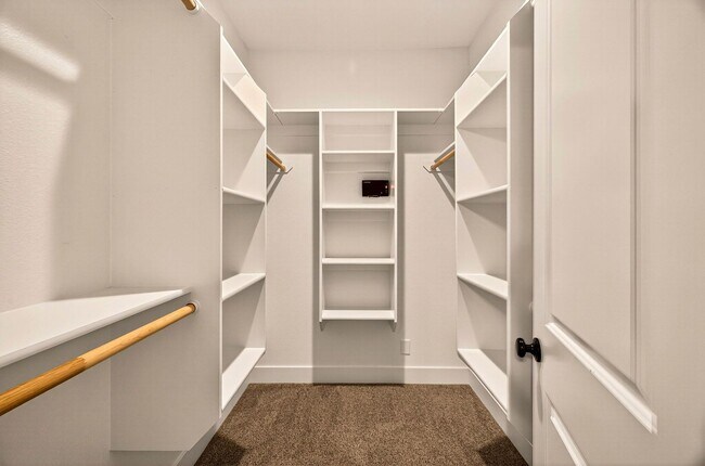 Building Photo - 3-bedroom, 2-bathroom home nestled in the ...