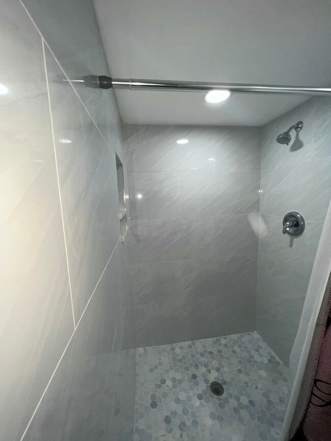 Building Photo - 2101 21st Ln