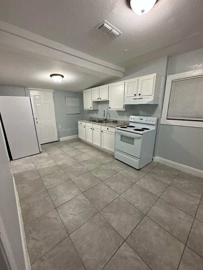 Building Photo - Fully Renovated 3/1 Single Family House Available for Immediate Rent!