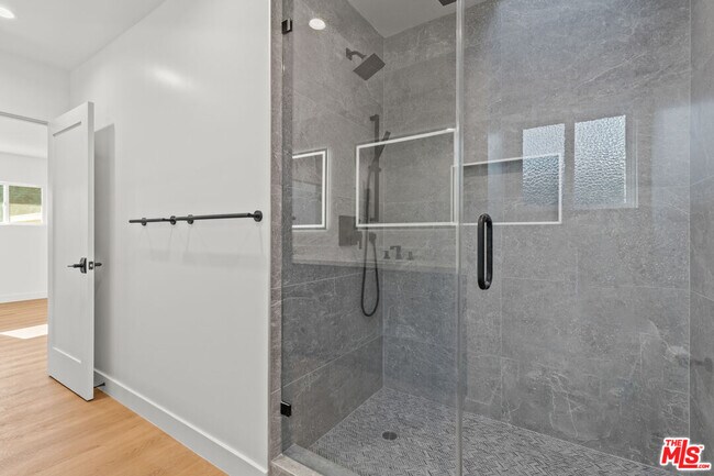 Building Photo - 3647 Grand View Blvd