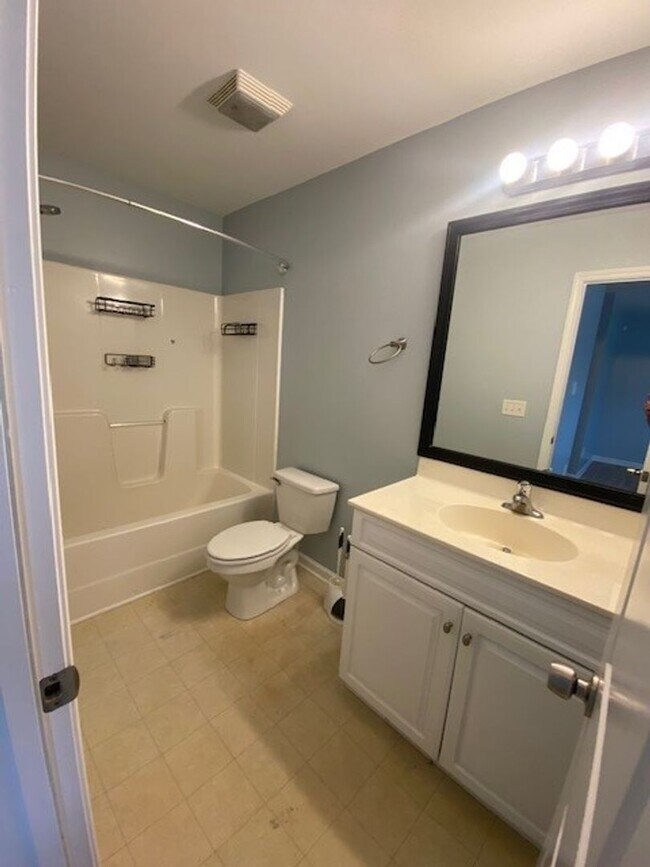 Building Photo - 8547 Heirloom Dr NE