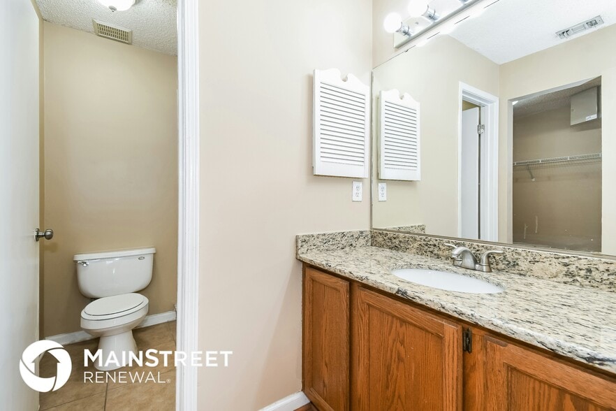 Building Photo - 1859 MacKenzie Ct N