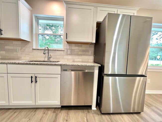 Building Photo - 813 Cedar Lawn Dr