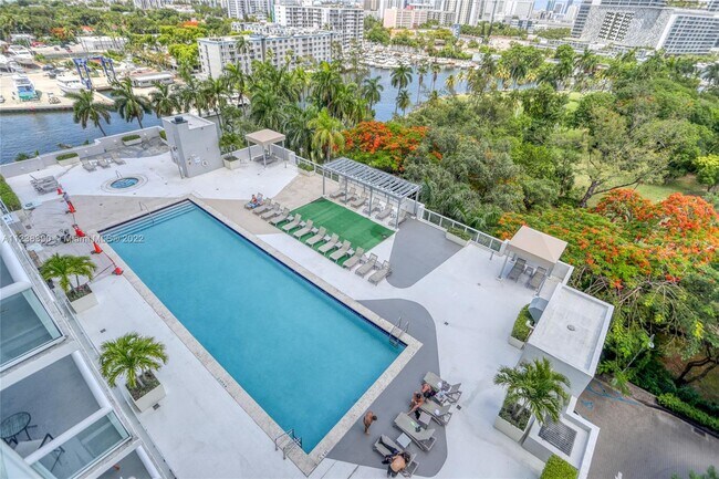 Building Photo - 1861 NW South River Dr