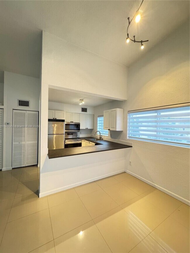 Building Photo - 8035 Crespi Blvd