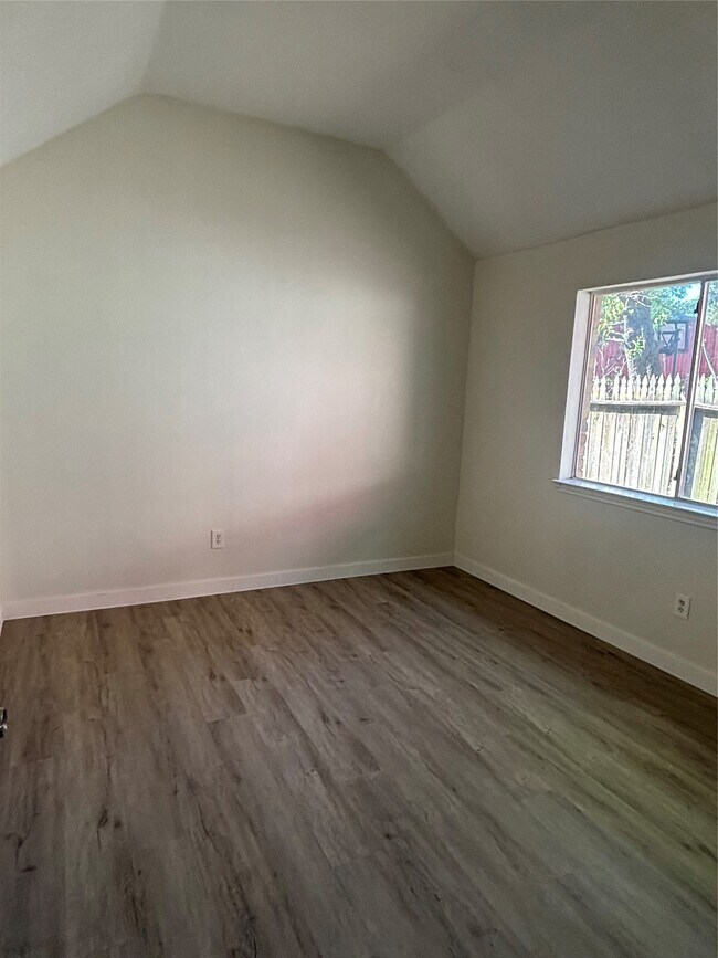 Building Photo - 2014 Lexington Woods Dr