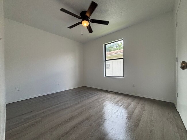 Building Photo - 3 bedroom 2 bathroom Recently Renovated Ap...