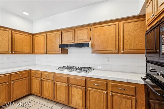 Building Photo - SPACIOUS 3BEDROOM SINGLE STORY TOWNHOME IN...