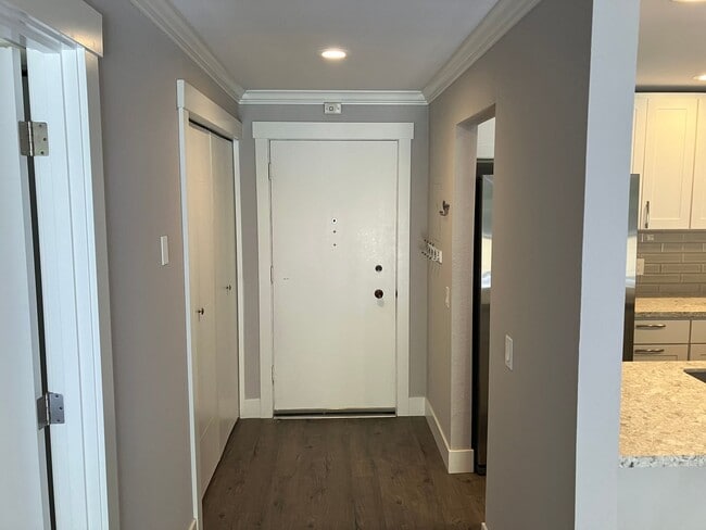 Building Photo - Fully Renovated Redmond 1 Bedroom
