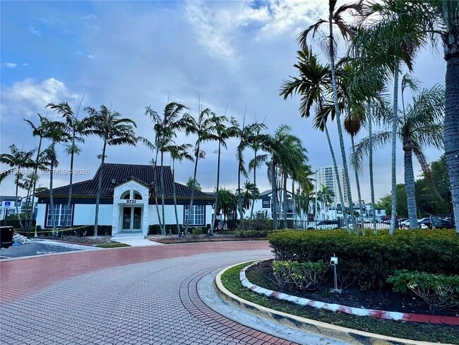 Building Photo - 9731 Fontainebleau Blvd