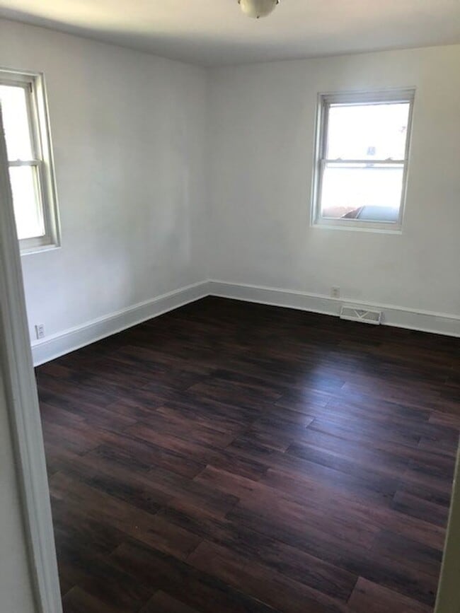 Building Photo - 4 BEDROOM/ 1.5 BATH READY THIS JULY!