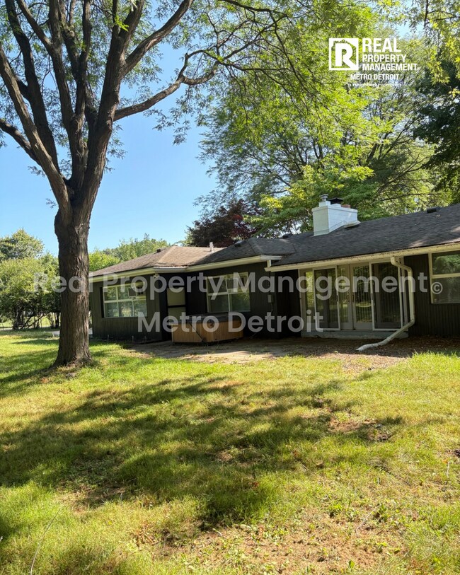 Building Photo - 3-Bedroom Single-Family Home in Beverly Hills, Michigan