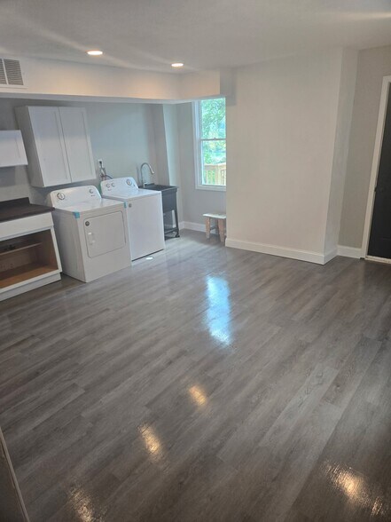 Building Photo - 208 Wood St