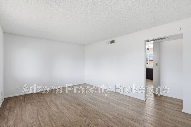 Building Photo - 2106 E Evergreen St