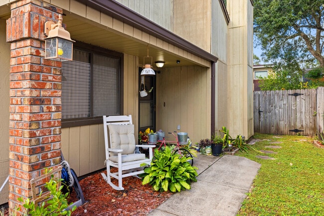 Building Photo - 206 Cedar Ridge Way