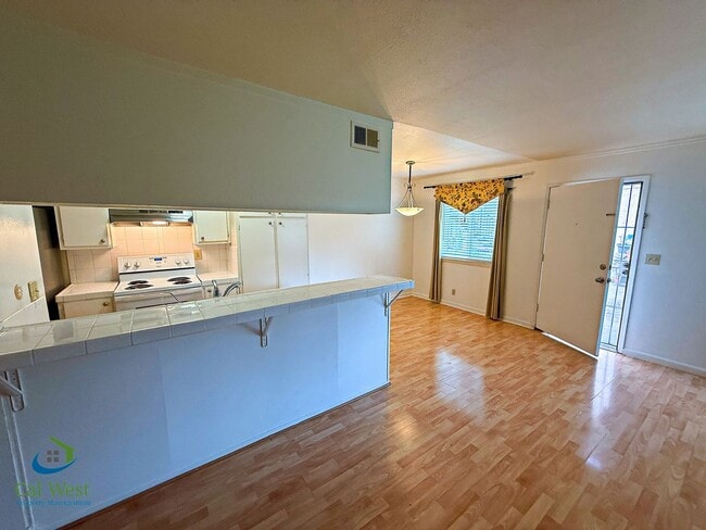 Building Photo - $2595 - 2 Bed/1 Bath Townhome in North San Jose-Near Lightrail