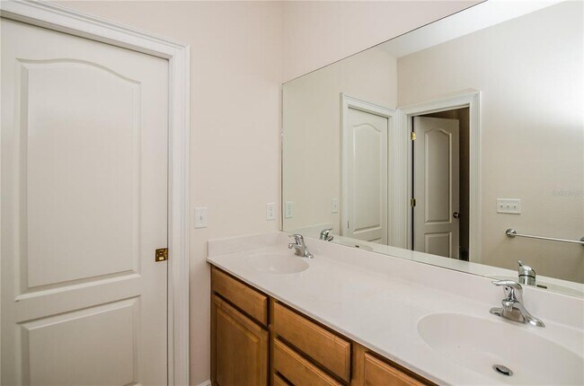 Building Photo - 924 Hemingway Cir