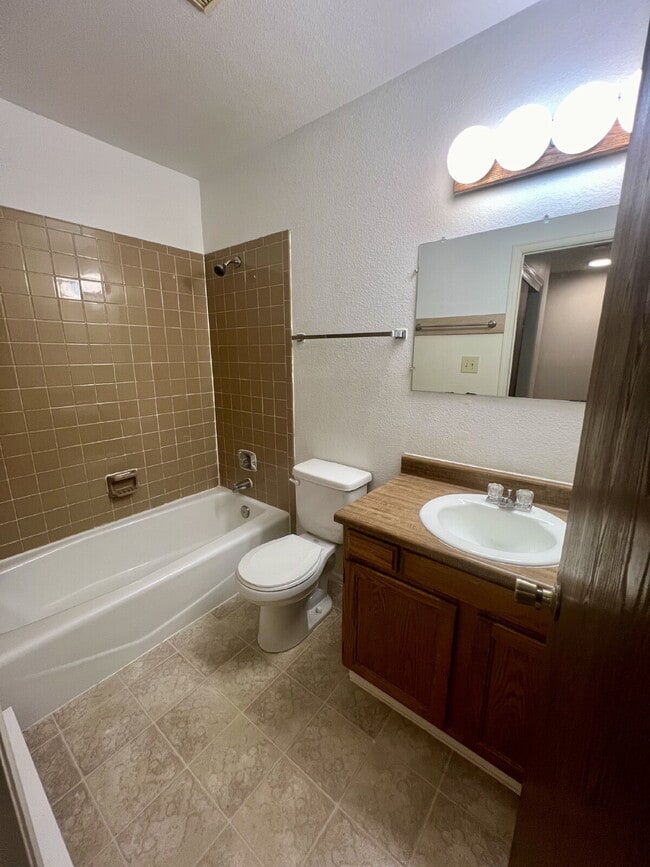 Building Photo - Upper level two bedroom, one bathroom clos...