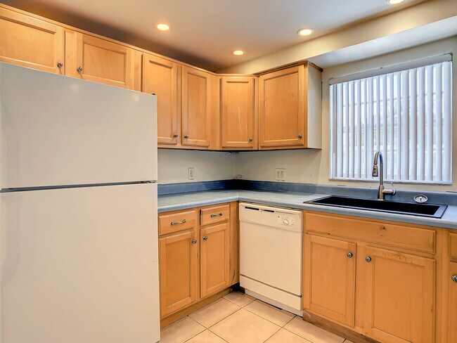 Building Photo - 4 Bedroom POOL Home in Largo