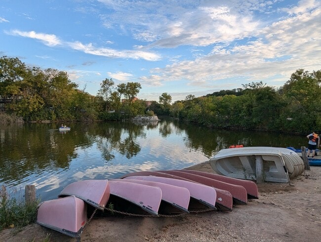 Building Photo - 5529 E Lake Dr