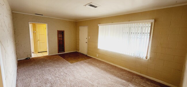 Building Photo - **COMING SOON** HOME WITH SPARKLING POOL!