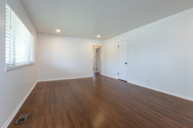 Building Photo - 3 Bed 1.5 Bath in Great Midtown Location!