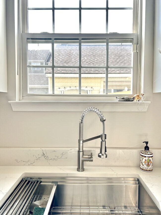 Building Photo - **UPDATED END-UNIT LENOX VILLAGE TOWNHOME ...