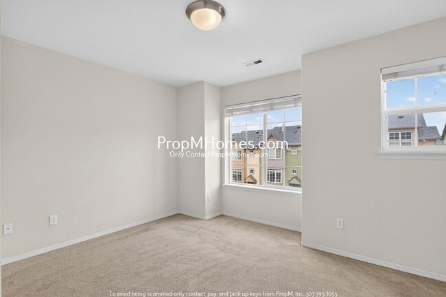 Building Photo - Spacious Three Bedroom Townhome in the Heart of Beaverton!