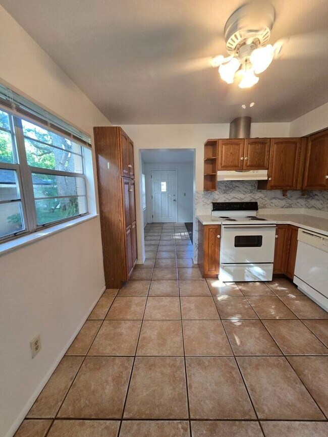 Building Photo - Lovely 1/2 Duplex in St Cloud