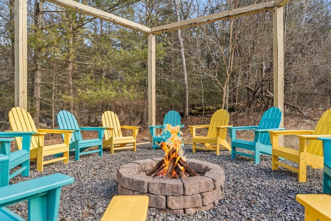 Building Photo - 1551 Wooded Acres Dr