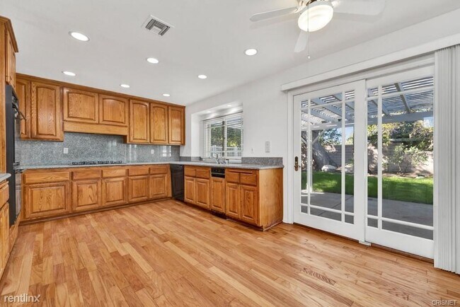 Building Photo - 4 br, 3.5 bath House - 9201 Paso Robles Ave