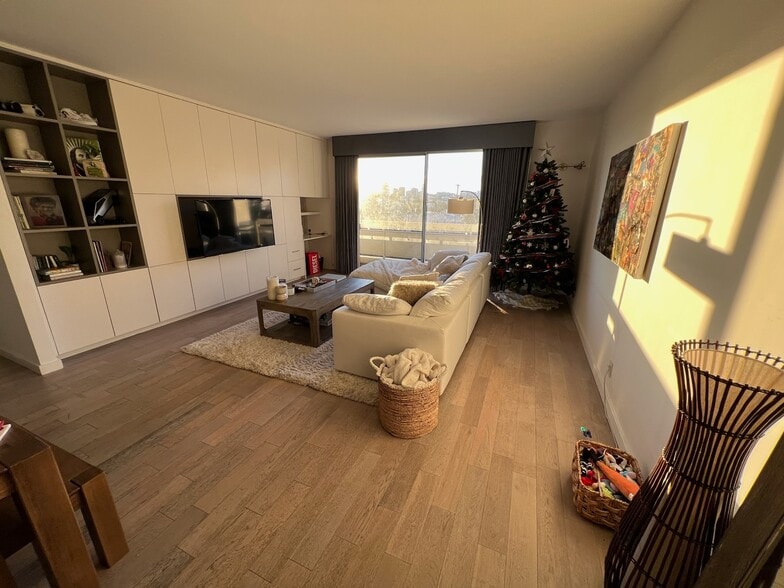 Building Photo - 321 S San Vicente Blvd