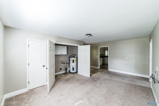 Building Photo - 2107 Edinburgh Dr SW