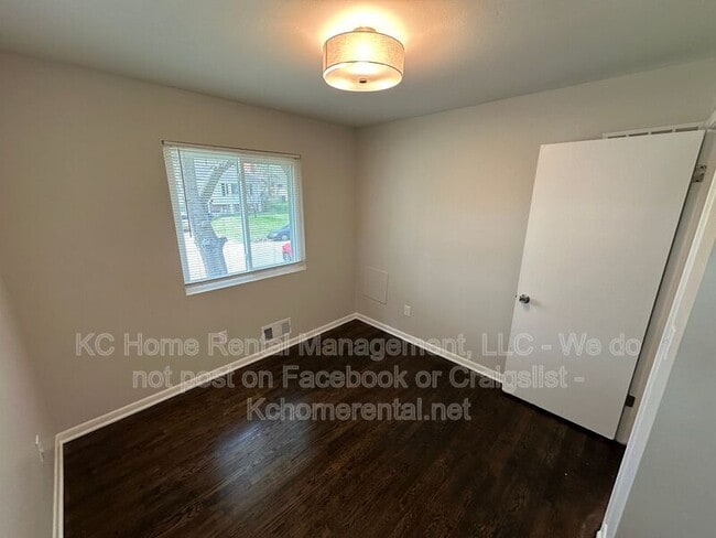 Building Photo - 5012 Powell Ave
