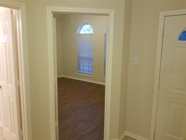 Building Photo - 2406 Hawks Rd