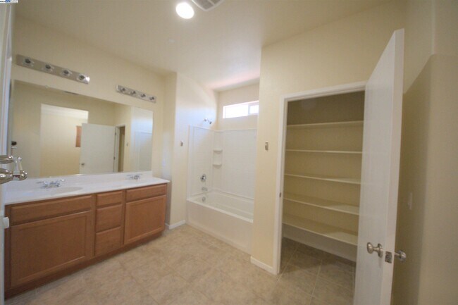 Building Photo - 549 Chaparral Loop