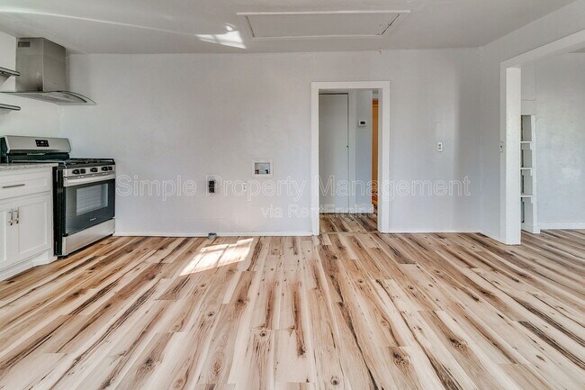 Building Photo - 620 W Acres St